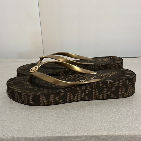 Michael Kors flip flops size 10 in excellent condition - Picture 5 of 10